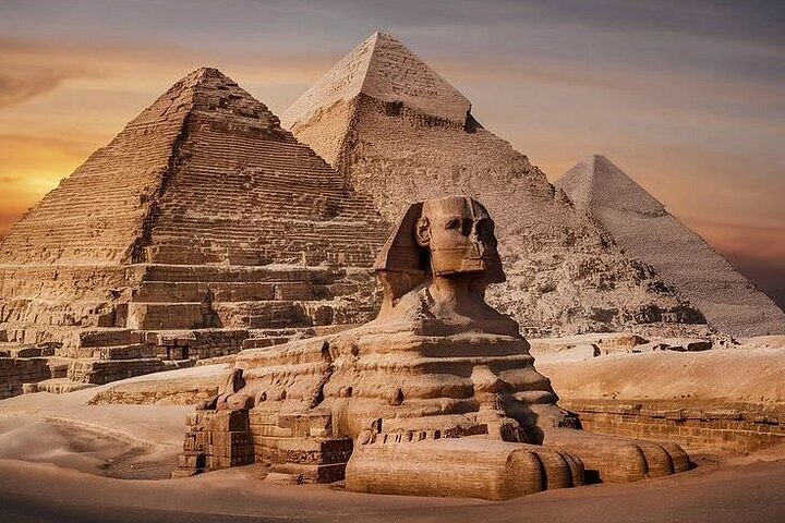 Group trip to visit Cairo landmarks